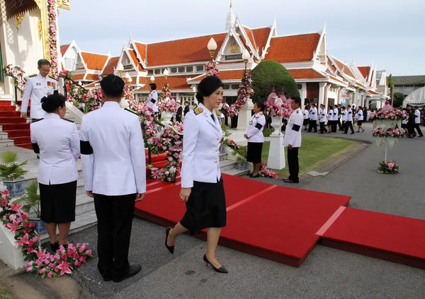 Bangkok - 26. Mai: yingluck shinawatra (thailändische Premierministerin) nimmt am 26. Mai 2013 an der Beerdigung chumphon sinlapa-a-cha im thepsirin-Tempel in bangkok, thailand teil — Stockfoto