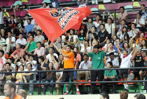 BANGKOK - 28 DE MAYO: fanático de Sports Rev Thailand Slammers en un partido de playoffs de la Liga de Baloncesto de la ASEAN "ABL" 3 en el estadio Nimitbut el 28 de mayo de 2013 en Bangkok, Tailandia . —  Fotos de Stock