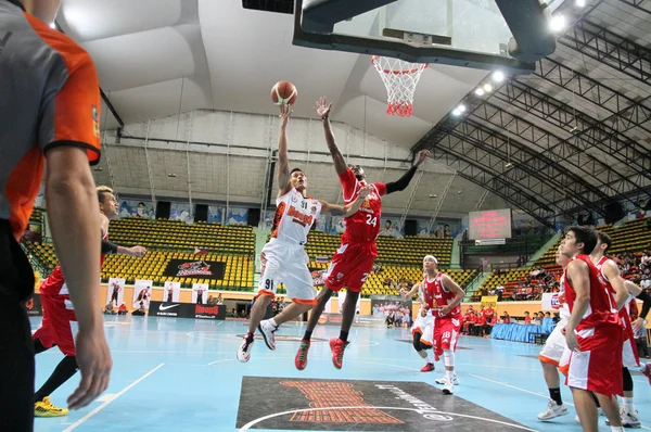 BANGKOK - 28 DE MAYO: Chanachon Klahan (91) salta al tiro en un partido de playoffs de la Liga de Baloncesto de la ASEAN "ABL" 3 en el estadio Nimitbut el 28 de mayo de 2013 en Bangkok, Tailandia . — Foto de Stock