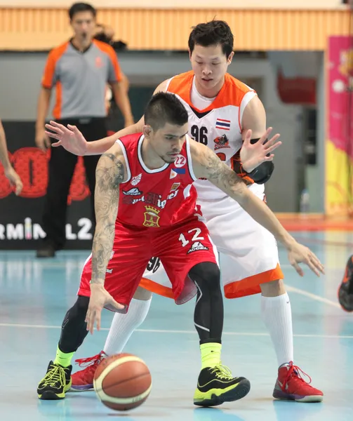 BANGKOK - 28 Mei: Paulo Hubalde (12) berpartisipasi dalam pertandingan playoff Liga Basket ASEAN "ABL" di Nimitbut Stadium pada 28 Mei 2013 di Bangkok, Thailand . — Stok Foto