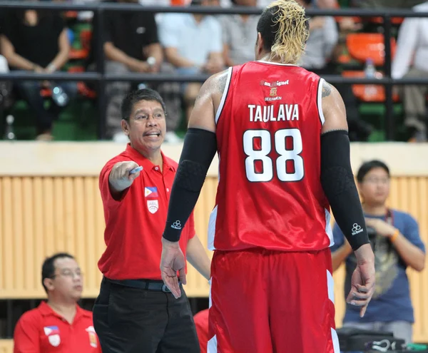 BANGKOK - 28 MAGGIO: Pauliasi Taulava (88) partecipa a un gioco di playoff ASEAN Basketball League "ABL" 3 al Nimibut Stadium il 28 maggio 2013 a Bangkok, Thailandia . — Foto Stock