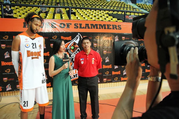 Bangkok - může 28:christien charles(w) a leo austria(r) rozhovor před asean basketbalové ligy "abl" play-off game3 na nimibut stadionu na 28 května 2013 v Bangkoku, Thajsko. — Stock fotografie