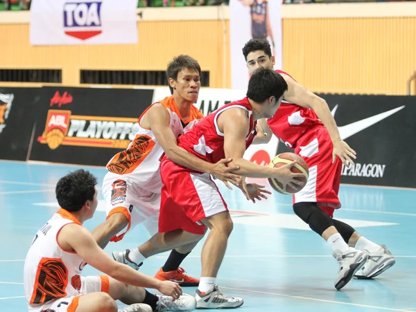 BANGKOK - 28 DE MAYO: Danai Kongkum (W) participa en un partido de playoffs de la Liga de Baloncesto de la ASEAN "ABL" 3 en el Nimibut Stadium el 28 de mayo de 2013 en Bangkok, Tailandia . —  Fotos de Stock