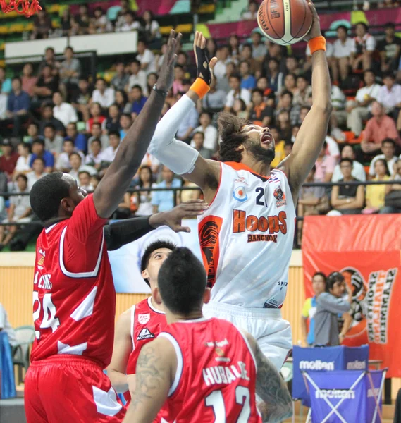 BANGKOK - 28 de maio: Christien Charles (21) rebound ball compete com Justin Williams (27) em um jogo de playoffs da ASEAN Basketball League "ABL" 3 no Nimibut Stadium em 28 de maio de 2013 em Bangkok, Tailândia . — Fotografia de Stock