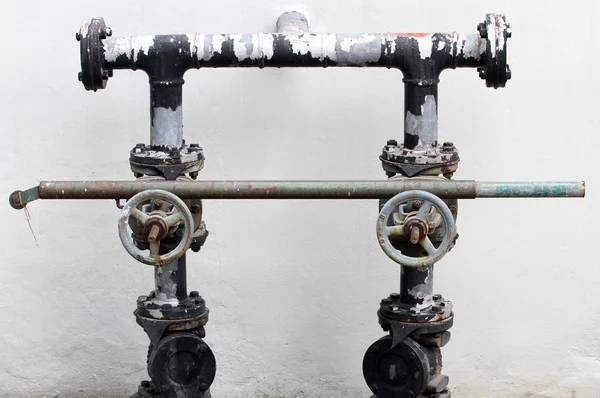 eski ve paslı su borusu