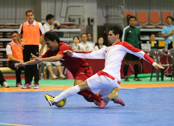 Cavit Mehdi Iran (W) ve Sornwichian Jirawat Tayland top için mücadele