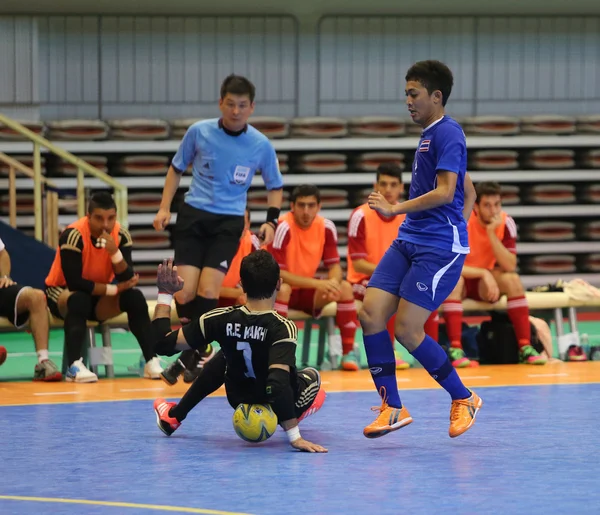 THUEANKLANG Suphawut (R) of Thailand and EL KAKHI Rabie Jamil of Lebanon fight for the ball — Stock Photo, Image