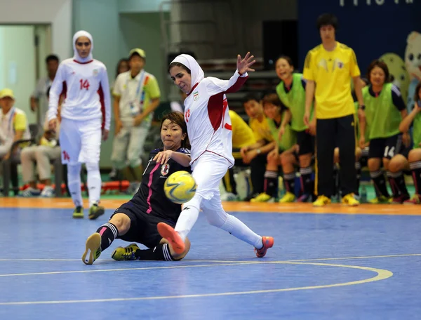 NAKAJIMA Shiori of Japan (L) and ETEDADI Fatemeh of Iran fight for the ball — Stock Photo, Image