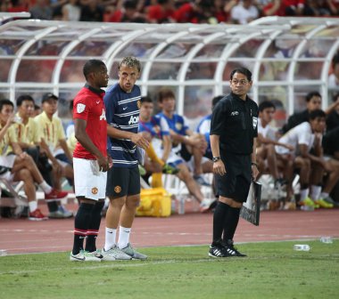 man utd, Patrice evra (r).