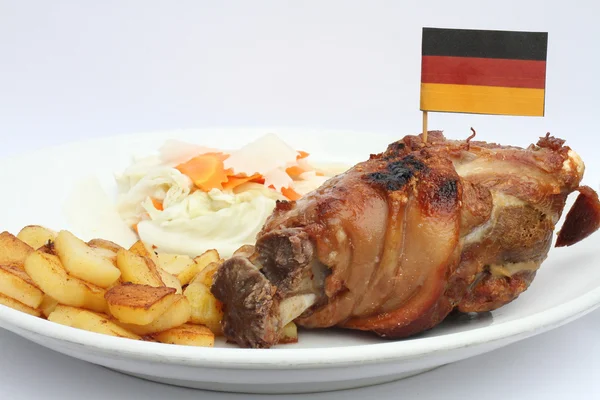 Nudillo de cerdo asado alemán servido con papas fritas y ensalada . —  Fotos de Stock