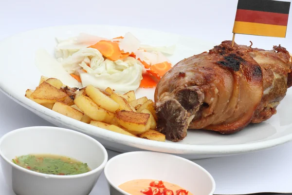 Nudillo de cerdo asado alemán servido con papas fritas y ensalada . —  Fotos de Stock