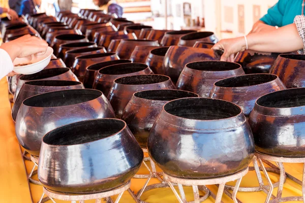 Birçok kişi para keşiş sadaka kase Tay tapınak aşağı — Stok fotoğraf