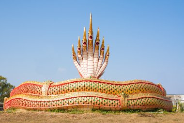 yedi naga kafaları heykeli