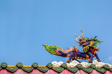 Dragon at heykeli Çin Tapınağı, a.Muang, tha çatıda