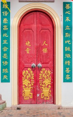 eski kırmızı Çin Tapınağı kapı crave yaprak ile