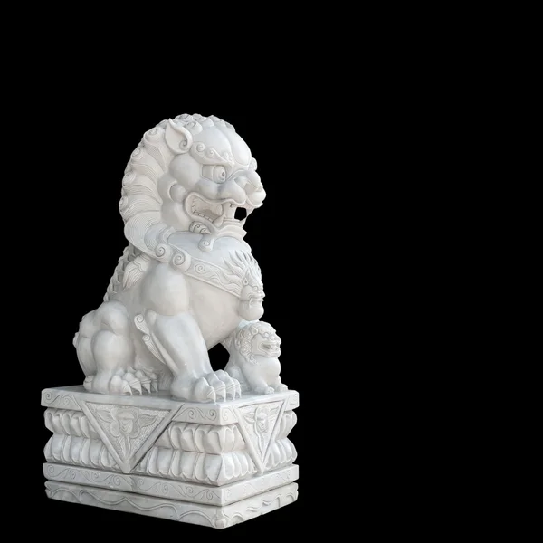 Statua del leone imperiale cinese isolata su sfondo nero — Foto Stock