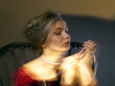 Güzel bir kadının portresi.