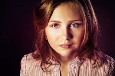 Güzel bir kızın portresi.