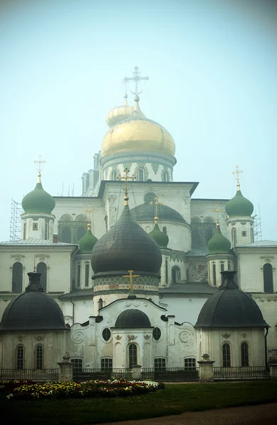 Chiesa su sfondo cielo — Foto Stock