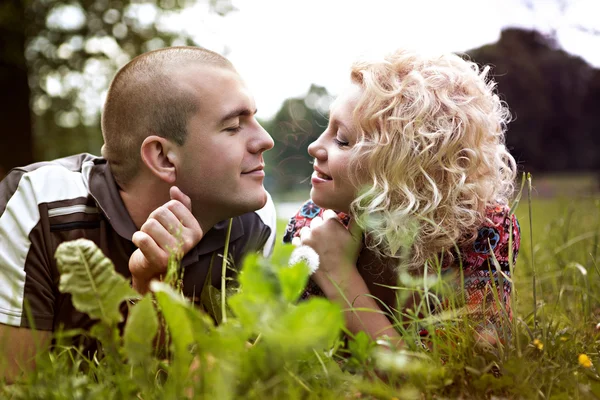 Retrato de hermosa pareja amorosa —  Fotos de Stock