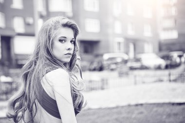 Kırmızı elbiseli genç ve güzel kadın