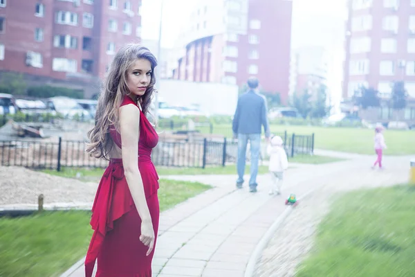 Bella giovane donna in abito rosso — Foto Stock