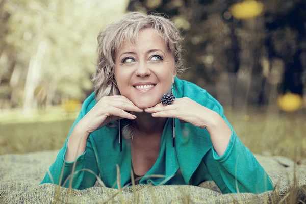 Pretty woman in park — Stock Photo, Image