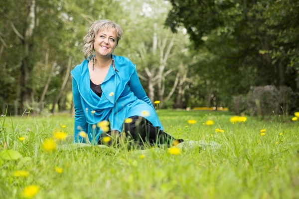 Hübsche Frau im Park — Stockfoto