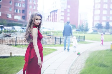 Kırmızı elbiseli genç ve güzel kadın