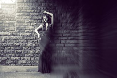 Kırmızı elbiseli genç ve güzel kadın