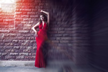 Kırmızı elbiseli genç ve güzel kadın