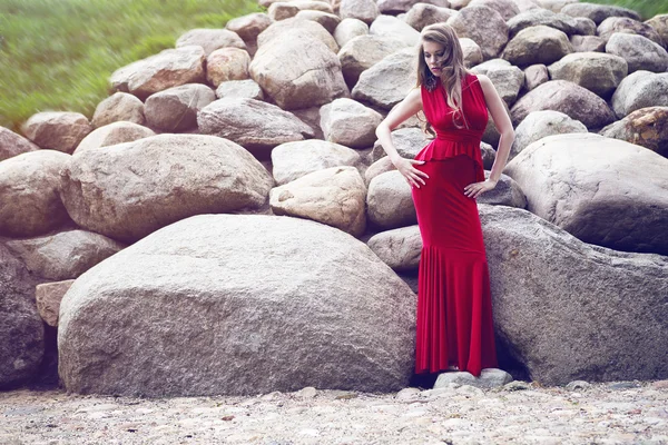 Bella giovane donna in abito rosso — Foto Stock