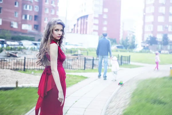 Kırmızı elbiseli genç ve güzel kadın — Stok fotoğraf