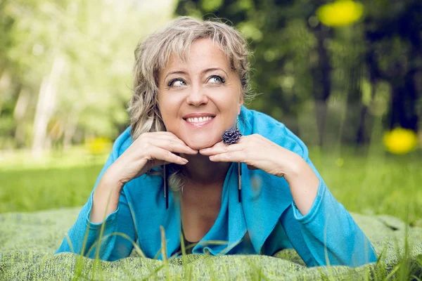 Hübsche Frau im Park — Stockfoto