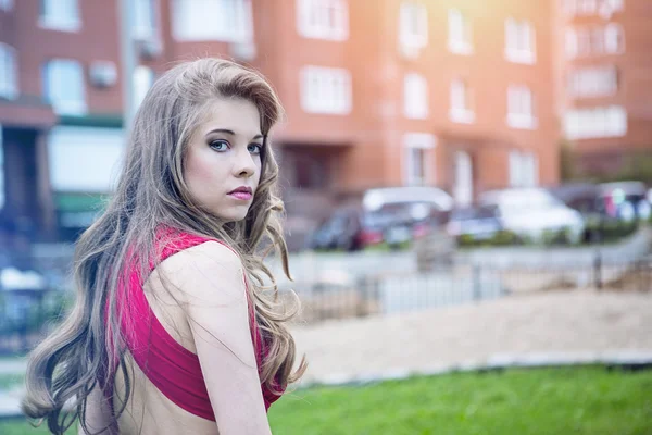 Mulher bonita em vestido vermelho — Fotografia de Stock