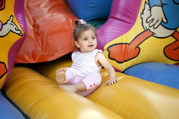 Bambino che gioca su un castello gonfiabile — Foto Stock