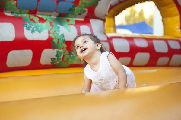 Bambino che gioca su un castello gonfiabile — Foto Stock