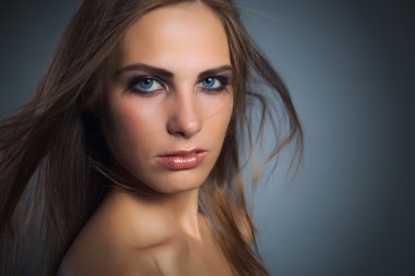 Güzel bir kadının portresi.