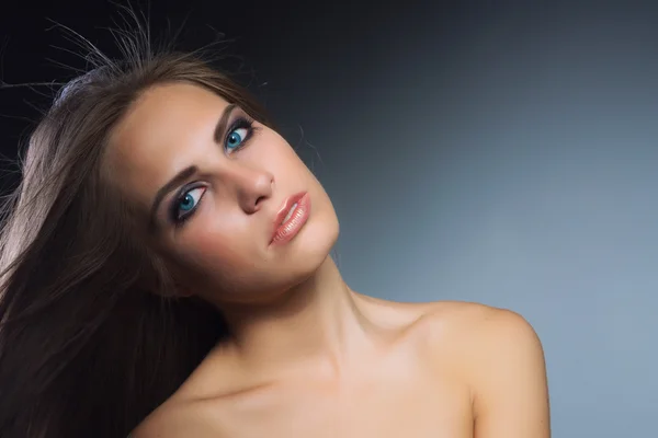 Retrato de uma mulher bonita — Fotografia de Stock