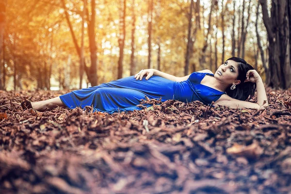 Retrato de una mujer hermosa — Foto de Stock