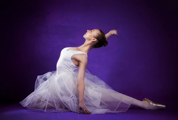 Retrato de una hermosa bailarina de ballet — Foto de Stock