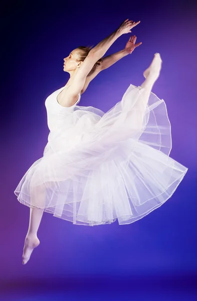 Portret van een mooie vrouwelijke ballet-danseres — Stockfoto