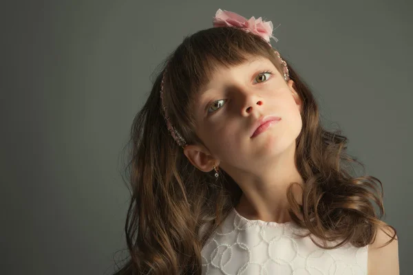 Porträt eines schönen kleinen Mädchens — Stockfoto