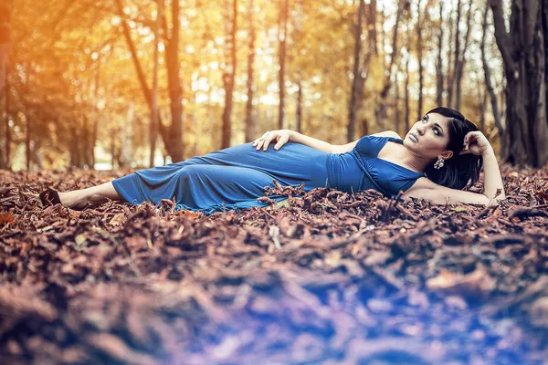 Retrato de una mujer hermosa — Foto de Stock