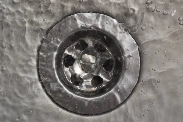 Water in de gootsteen Rechtenvrije Stockafbeeldingen