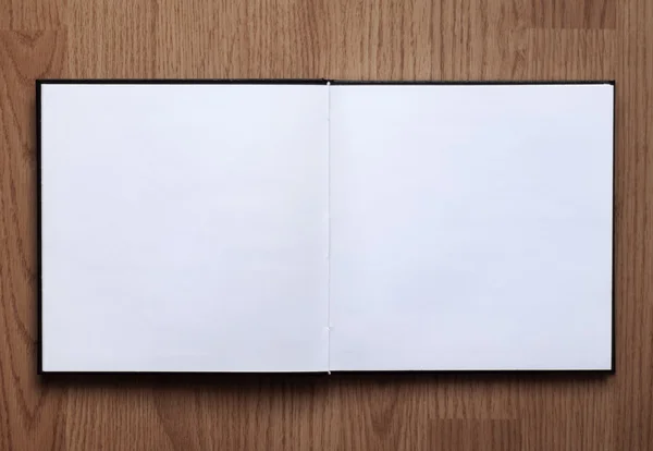 Cuaderno en blanco abierto sobre fondo de madera 6 — Foto de Stock