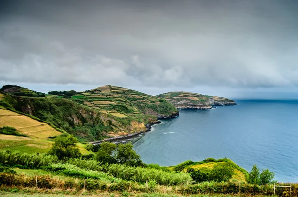 Isole Azzorre costa nel cielo drammatico — Foto Stock