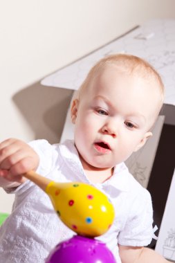oyuncakları ile oynarken sevimli bebek