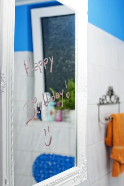 Feliz cumpleaños en el espejo — Foto de Stock