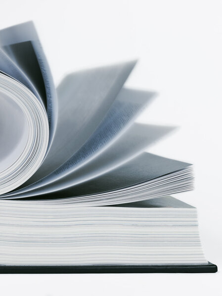 Открыть книгу и страницы в движении
